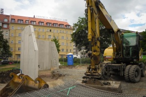 Eine Mauer wird gebaut in Connewitz.